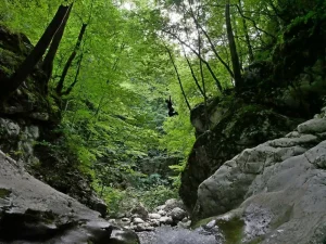Kaňoning v Slovinsku na potoku Kozjak