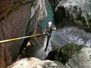 Kaňoning v Slovinsku na potoku Kozjak