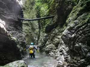 Kaňoning v Slovinsku na potoku Kozjak