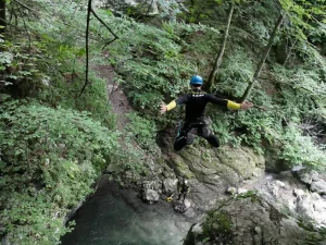 Kaňoning v Slovinsku na potoku Kozjak