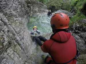 Kaňoning v Slovinsku na potoku Fratarica
